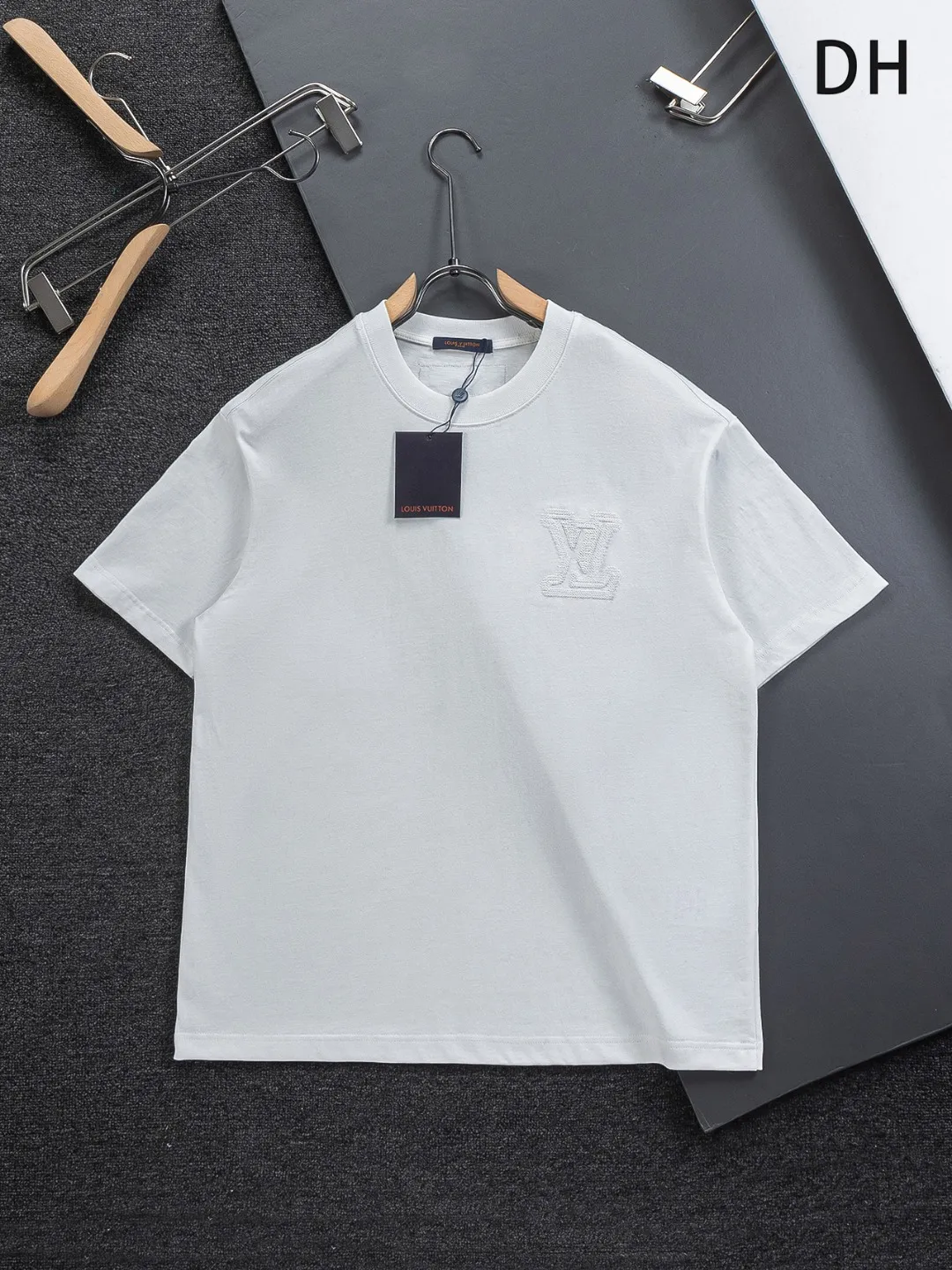🅿️200 Louis Vuitton 1V LV micro-wide version S-XL LV 26ss new products are available at the counter simultaneously. Multiple craftsmanship. Three-dimensional small logo letters on the chest🪡 embroidery + multi-label four-leaf clover on the back🍀🪡 embroidery. Round neck short-sleeved T-shirt, same style for men and women! Consigned to one-to-one creation. Synchronized with the official website, pure cotton fabrics at the counter! It is close to the skin and comfortable, durable and easy to wear. It has a classic and simple logo design and meticulous original craftsmanship. Short-sleeves, a must-have item for men, do not appear to be the same for the general public, but must be unique and eye-catching. This LV short-sleeve is all about quality, comfort, the same shape and fashion as always, including fabrics and cutting techniques. All of them have been made with great effort! 320 grams of washed pure cotton fabric, pure cotton is breathable, very refreshing and comfortable for daily wear. The rib knitting on the neckline is smooth and tight, and the neckline will not be skewed if you toss it at will. The loose version, you will find that it looks really good on the upper body. The overall is minimalist and neat, super versatile for daily use! Pair it casually with a pair of pants for a youthful look. A T-shirt will make your outfit crazy. It is a fashionable item that can never go wrong! Color: Black White Size: S-XL Size chart: S: Shoulder width 50-Bust 56-Length 70 M: Shoulder width 52-Bust 57-Length 72 L: Shoulder width 54-Bust 59-Length 74 XL: Shoulder width 56-Bust 62-Length 76